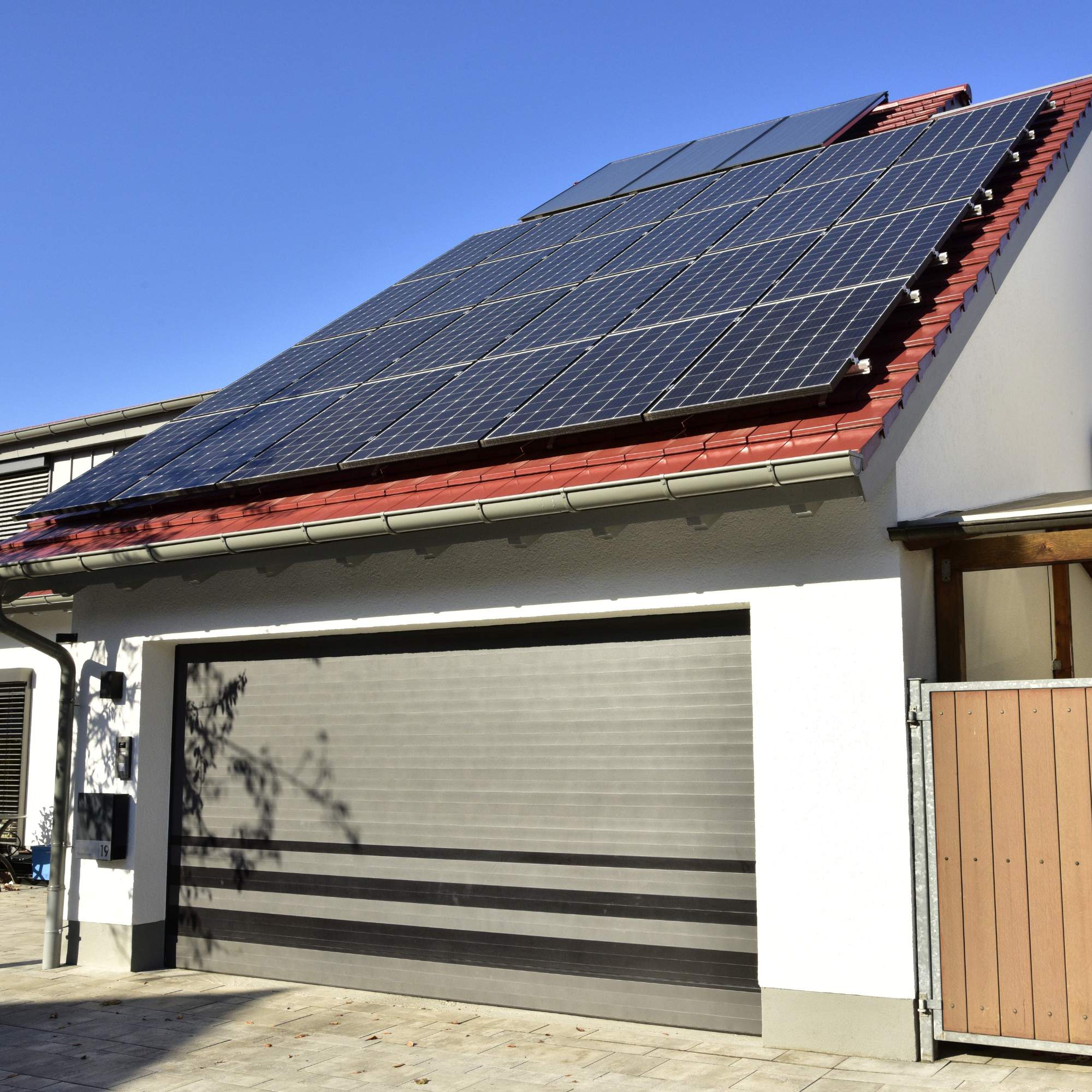 Garagen Photovoltaik Montage in Köln und Leverkusen